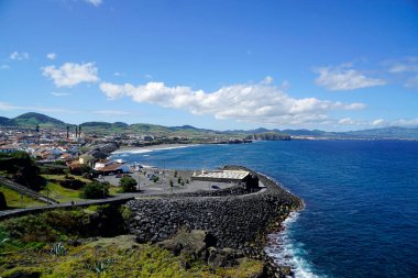 Sao Miguel adasının vahşi kıyıları. 