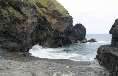 Sao Miguel adasının vahşi kıyıları. 