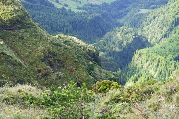 Paisagem Montanhosa Verde Cênica Nas Ilhas Dos Açores — Fotografia de Stock