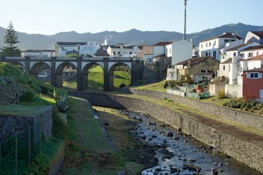 Ribeira 'nın şehir merkezindeki köprü.