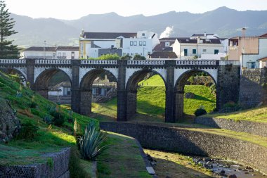 Ribeira 'nın şehir merkezindeki köprü.