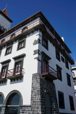 Geleneksel yapı stili siyah lav taşlı Astorlar adalarında