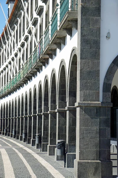 亚速尔河畔德尔加达桥的现代拱廊建筑 — 图库照片