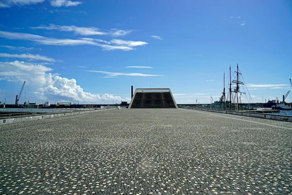 観客はサオ ミゲル島の新マリーナに立ち — ストック写真