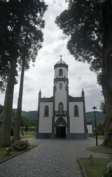 Allee Einer Kleinen Kapelle Auf Den Azoreninseln — Stockfoto