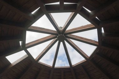 Küçük bir sığınak. Azerbaycan adasında.