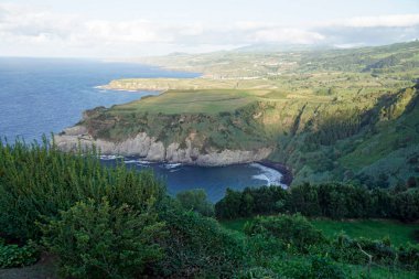 Sao Miguel Adası 'ndaki manzaralı kıyı manzarası