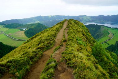 Azores Adası Sao Miguel 'deki cidade göllerinde çamurlu bir yol.