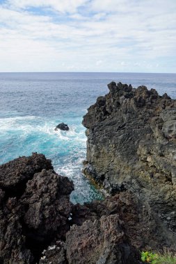 Sao Miguel adasının vahşi kıyıları. 