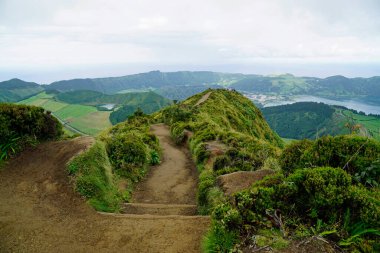 Azores Adası Sao Miguel 'deki cidade göllerinde çamurlu bir yol.