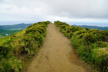 Azores Adası Sao Miguel 'deki cidade göllerinde çamurlu bir yol.
