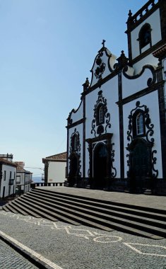 Geleneksel yapı stili siyah lav taşlı Astorlar adalarında