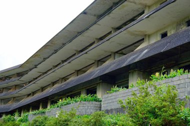 Azore Adaları 'ndaki bir otelin çürük yapısı.