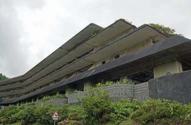 Azore Adaları 'ndaki bir otelin çürük yapısı.