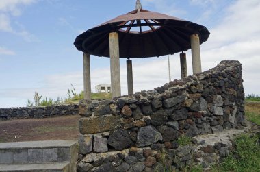 Küçük bir sığınak. Azerbaycan adasında.