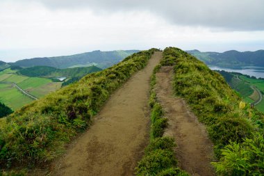 Azores Adası Sao Miguel 'deki cidade göllerinde çamurlu bir yol.