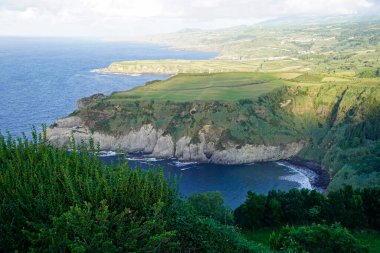 Sao Miguel Adası 'ndaki manzaralı kıyı manzarası
