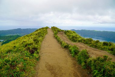 Azores Adası Sao Miguel 'deki cidade göllerinde çamurlu bir yol.