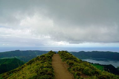Azores Adası Sao Miguel 'deki cidade göllerinde çamurlu bir yol.