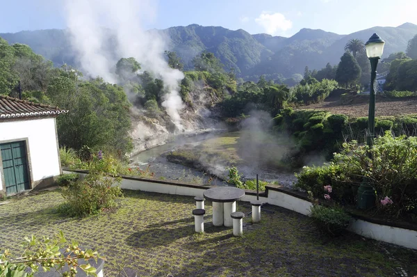 炉内の川の上で熱い火山蒸気が — ストック写真