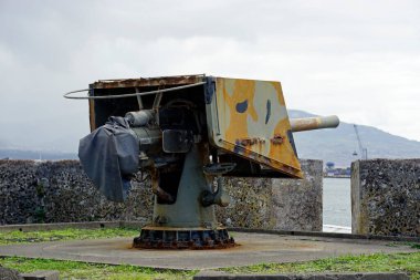 Savunma için eski paslı makineli tüfek.