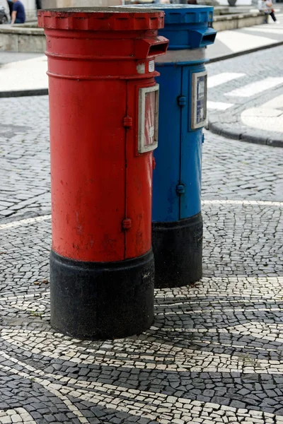 Παραδοσιακά Κόκκινα Και Μπλε Γραμματοκιβώτια Στις Αζώρους — Φωτογραφία Αρχείου