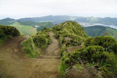 Azores Adası Sao Miguel 'deki cidade göllerinde çamurlu bir yol.