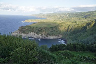 Sao Miguel Adası 'ndaki manzaralı kıyı manzarası