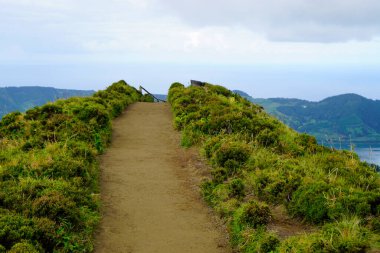 Azores Adası Sao Miguel 'deki cidade göllerinde çamurlu bir yol.