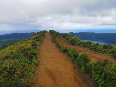 Azores Adası Sao Miguel 'deki cidade göllerinde çamurlu bir yol.