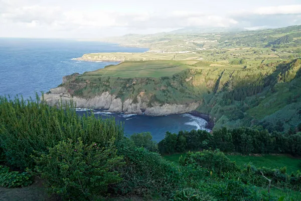 Sao Miguel Adası 'ndaki manzaralı kıyı manzarası