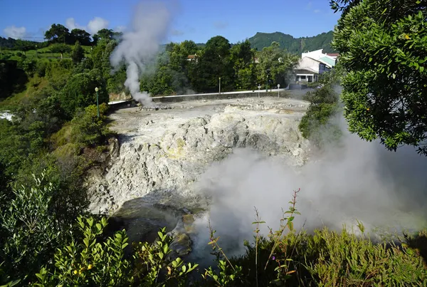 熔炉中的热火山蒸汽在河上流过 — 图库照片