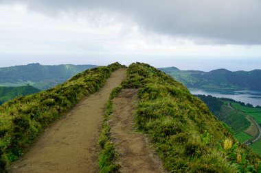 Azores Adası Sao Miguel 'deki cidade göllerinde çamurlu bir yol.