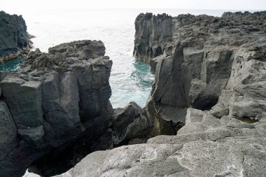 Sao Miguel adasının vahşi kıyıları. 