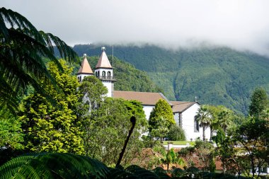 Fırınlardaki koyu yeşil ormanlardaki kilise.