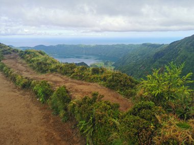 Azores Adası Sao Miguel 'deki cidade göllerinde çamurlu bir yol.