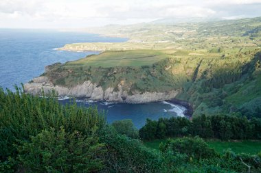Sao Miguel Adası 'ndaki manzaralı kıyı manzarası
