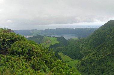 Azerbaycan adasındaki cidades gölü manzarası