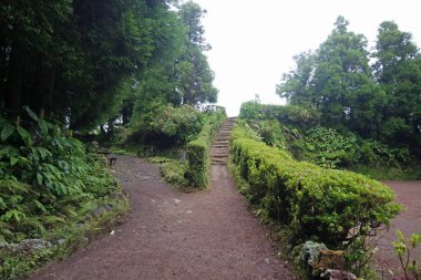 Azores Adası Sao Miguel 'deki cidade göllerinde çamurlu bir yol.