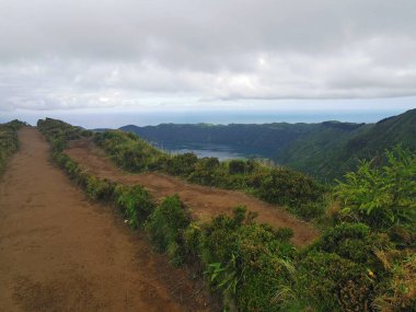 Azores Adası Sao Miguel 'deki cidade göllerinde çamurlu bir yol.