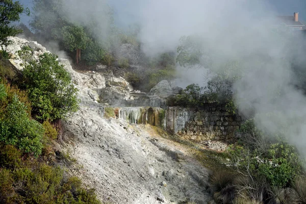 Forró Vulkáni Gőz Folyó Felett Kemencékben — Stock Fotó