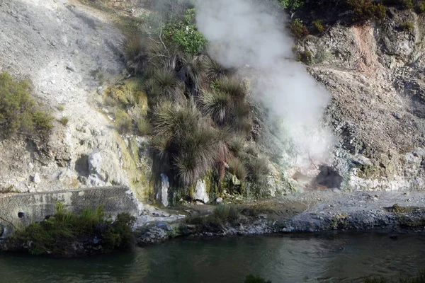 炉内の川の上で熱い火山蒸気が — ストック写真
