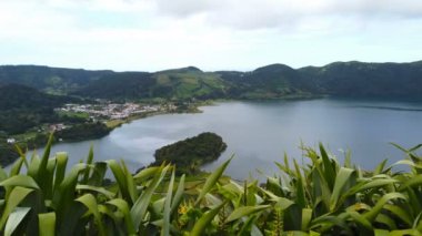 Azerbayor Adası Sao Miguel 'in muhteşem yeşil manzarası.
