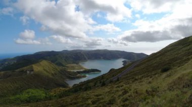 Azerbayor Adası Sao Miguel 'in muhteşem yeşil manzarası.