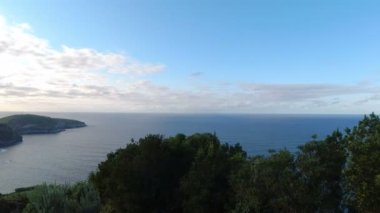 Sao Miguel 'in vahşi kıyıları.