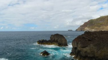 Sao Miguel 'in vahşi kıyıları.
