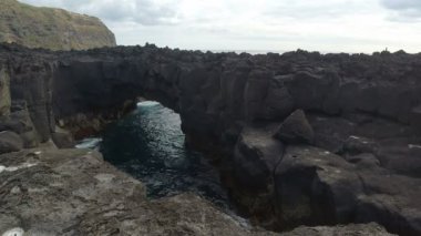 Sao Miguel 'in vahşi kıyıları.