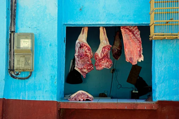 Slagerij Die Vers Vlees Verkoopt Door Een Open Raam Stockfoto