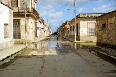 Küba 'daki Cardenas caddelerinde renkli eski evler