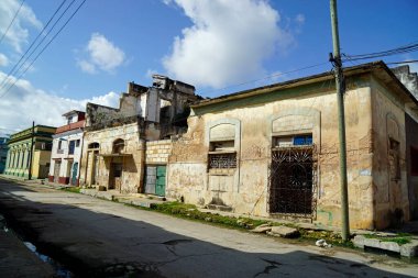 Küba 'daki Cardenas caddelerinde renkli eski evler